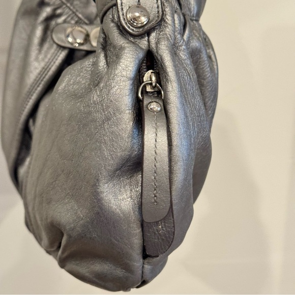 B. MAKOWSKY Metallic Shoulder Bag with leopard interior design - Picture 6 of 8